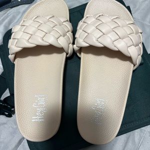 Hey Girl by Corkys. Size 8. Light Blush. Weave band.